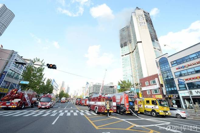 [울산=뉴시스] 배병수 기자 = 지난 8일 오후 11시 7분께 울산시 남구 신정동의 한 33층짜리 주상복합 아파트에서 큰 불이 발생, 9일 소방대원들이 진화 작업을 하고 있다. 2020.10.09.    bbs@newsis.com