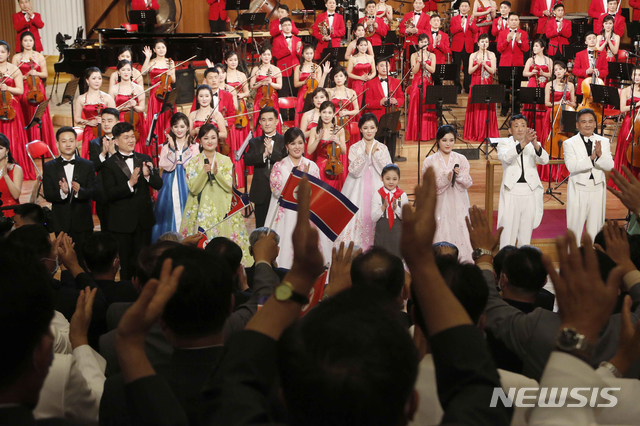 [평양=AP/뉴시스]8일 평양 삼지연 극장에서 조선노동당 창건 75주년을 축하하는 삼지연 관현악단의 공연이 열려 관람을 마친 경축 대표들이 공연단을 향해 박수하고 있다. 북한은 10일 조선노동당 창건 75주년을 맞는다. 2020.10.09.