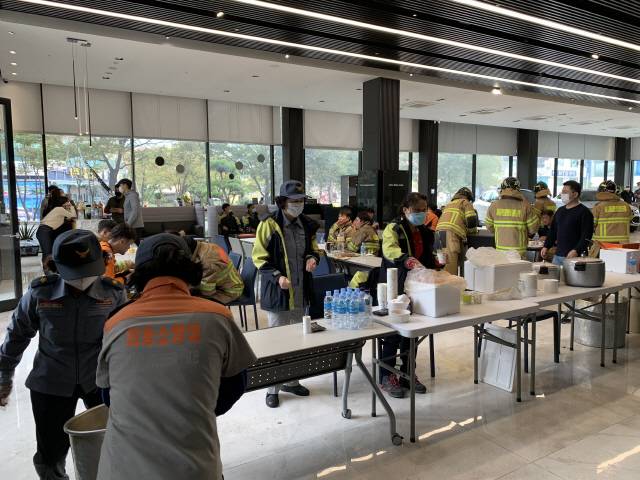 9일 오전 울산 남구 달동 벤츠 딜러사 스타자동차 영업점에서 삼환아르누보 화재를 진압하던 소방관들이 식사를 하고 있다./사진제공=스타자동차