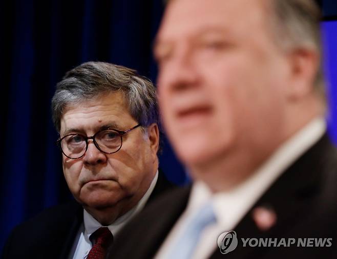 마이크 폼페이오 미국 국무장관(우)과 윌리엄 바 미 법무장관 [AFP=연합뉴스]