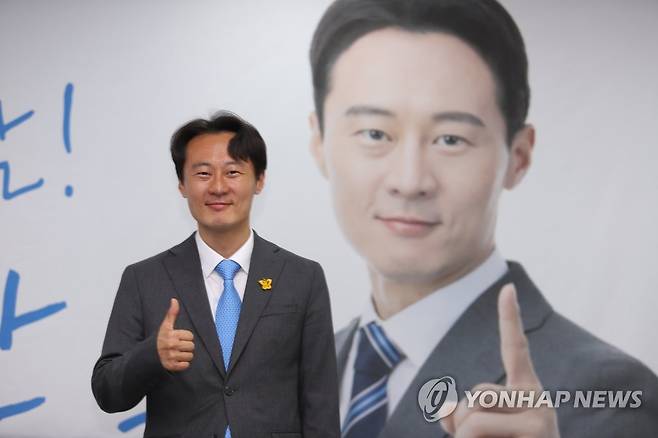 환하게 웃으며 포즈 취하는 이탄희 [연합뉴스 자료사진]