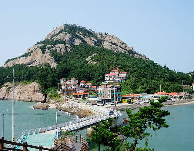 대장도의 대장봉(해발 142m)에 오르면 선유도해수욕장과 망자봉, 선유봉, 장자도 등을 한눈에 품을 수 있다.