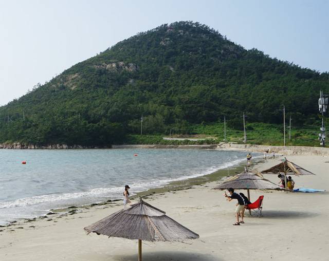 선유도해수욕장은 긴 해안가와 함께 이국적인 풍경이 눈길을 사로잡는다. 특히 노을이 질 때 황금빛으로 물드는 해변이 매력적이다.