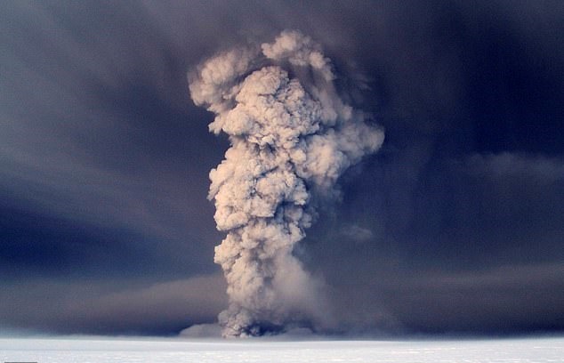 2011년 아이슬란드 그림스뵈튼 화산이 폭발했을 당시의 모습(AP 연합뉴스)