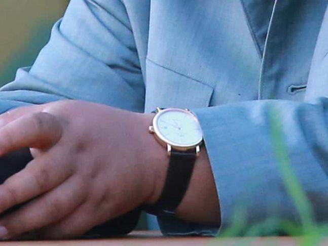 김정은이 2019년 7월 단거리 탄도미사일 발사 참관 때 찬 손목시계. /조선중앙TV 조선일보 DB