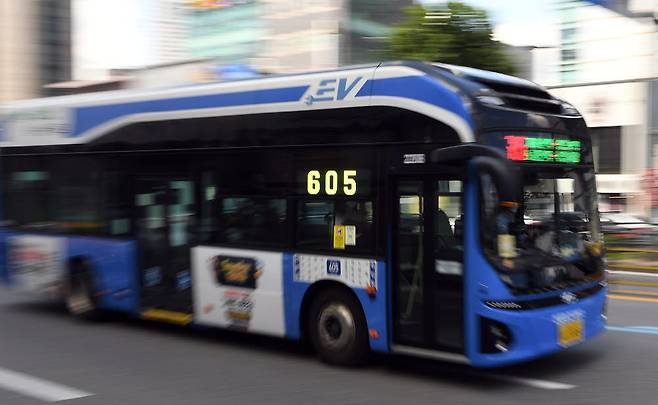 서울 경인로에서 운행 중인 현대차의 전기버스 일렉시티.