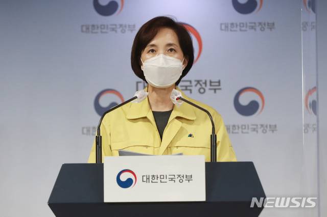 [서울=뉴시스] 고범준 기자 = 유은혜 사회부총리 겸 교육부 장관이 11일 오후 서울 종로구 정부서울청사에서 학사 운영 방안에 대해 발표를 하고 있다. 2020.10.11.  photo@newsis.com