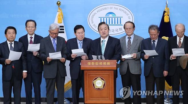 민주당 복귀 선언하는 정대철 전 의원 민주평화당 상임고문을 지낸 정대철 전 의원 등 동교동계 정치 원로들이 지난 4월 3일 오후 서울 여의도 국회 소통관에서 더불어민주당 복귀 기자회견을 하고 있다.[연합뉴스 자료사진]