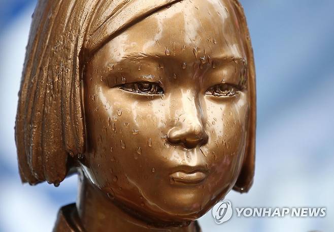 서울 종로구 옛 일본대사관 앞 소녀상의 눈에 빗물이 고여 있다. [연합뉴스 자료사진]