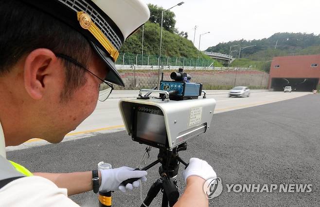 이동식 과속 카메라 단속 [연합뉴스 자료사진]