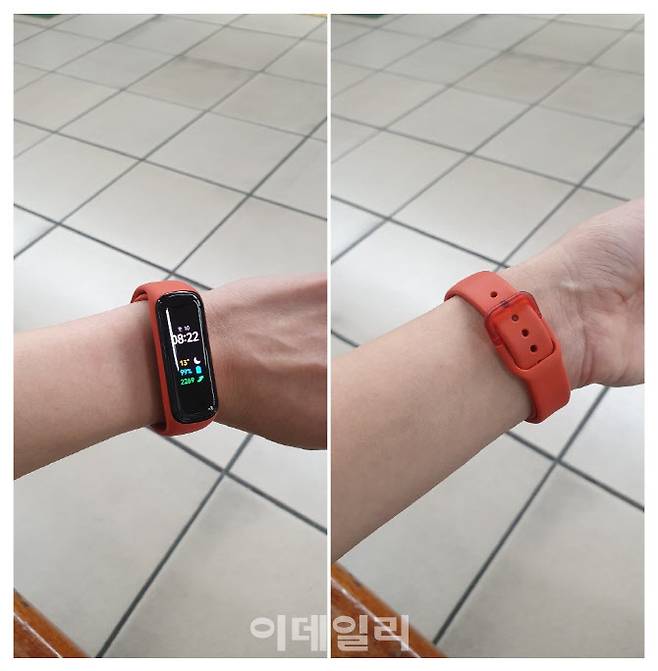 갤럭시핏2 스칼렛 색상을 착용한 모습. 본체 자체도 가볍지만 실리콘 재질의 스트랩으로 착용감이 좋았다.