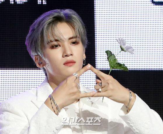 그룹 펜타곤(PENTAGON)이 12일 오후 서울 용산구 한남동 블루스퀘어 아이마켓홀에서 미니 10집 'WE:TH' 발매 기념 미디어쇼케이스를 열었다. 펜타곤(진호, 후이, 홍석, 신원, 여원, 옌안, 유토, 키노, 우석) 멤버 옌안이 포토타임에서 포즈를 취하고 있다. 김진경 기자 kim.jinkyung@jtbc.co.kr/2020.10.12/