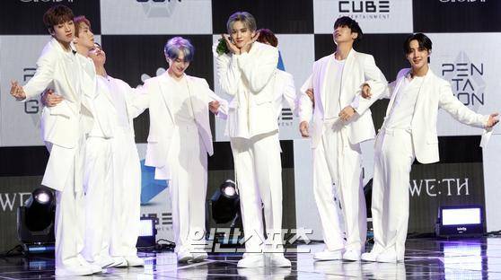 그룹 펜타곤(PENTAGON)이 12일 오후 서울 용산구 한남동 블루스퀘어 아이마켓홀에서 미니 10집 'WE:TH' 발매 기념 미디어쇼케이스를 열었다. 펜타곤(진호, 후이, 홍석, 신원, 여원, 옌안, 유토, 키노, 우석) 멤버들이 포토타임에서 포즈를 취하고 있다. 김진경 기자 kim.jinkyung@jtbc.co.kr/2020.10.12/