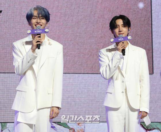 그룹 펜타곤(PENTAGON)이 12일 오후 서울 용산구 한남동 블루스퀘어 아이마켓홀에서 미니 10집 'WE:TH' 발매 기념 미디어쇼케이스를 열었다. 펜타곤(진호, 후이, 홍석, 신원, 여원, 옌안, 유토, 키노, 우석) 멤버 키노와 후이가 포토타임에서 포즈를 취하고 있다. 김진경 기자 kim.jinkyung@jtbc.co.kr/2020.10.12/