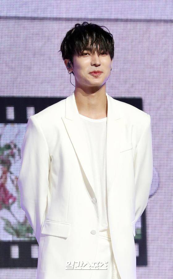 그룹 펜타곤(PENTAGON)이 12일 오후 서울 용산구 한남동 블루스퀘어 아이마켓홀에서 미니 10집 'WE:TH' 발매 기념 미디어쇼케이스를 열었다. 펜타곤(진호, 후이, 홍석, 신원, 여원, 옌안, 유토, 키노, 우석) 멤버 유토가 포토타임에서 포즈를 취하고 있다. 김진경 기자 kim.jinkyung@jtbc.co.kr/2020.10.12/