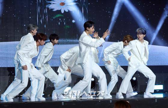 그룹 펜타곤(PENTAGON)이 12일 오후 서울 용산구 한남동 블루스퀘어 아이마켓홀에서 미니 10집 'WE:TH' 발매 기념 미디어쇼케이스를 열었다. 펜타곤(진호, 후이, 홍석, 신원, 여원, 옌안, 유토, 키노, 우석) 멤버들이 '데이지'를 선보이고 있다. 김진경 기자 kim.jinkyung@jtbc.co.kr/2020.10.12/