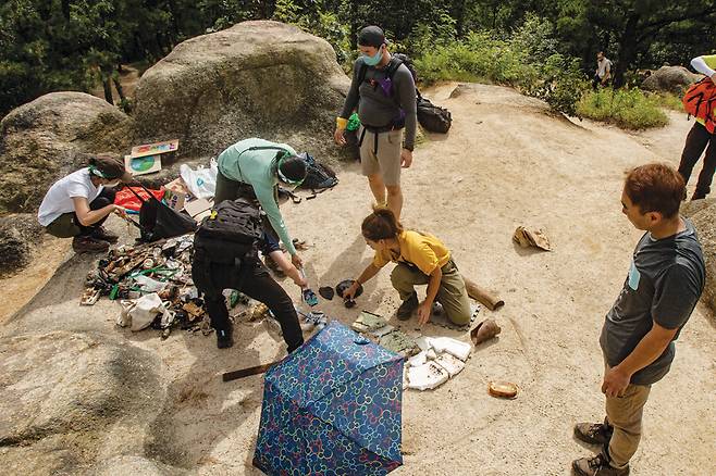 정크아트를 만들고 있는 클린하이커스.