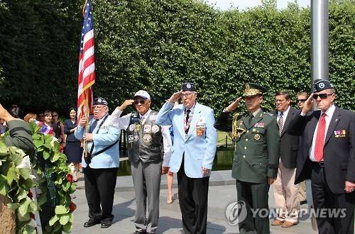 2015년 5월 미국 워싱턴DC에서 열린 추모행사에 참석해 경례하는 미 참전용사들 [워싱턴=연합뉴스 자료사진]
