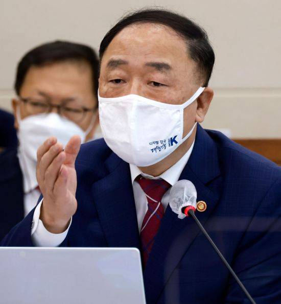 홍남기 경제부총리가 지난 8일 국회에서 열린 기획재정위에 기획재정부에 대한 국정감사에 출석, 의원들의 질의에 답하고 있다./윤동주 기자 doso7@