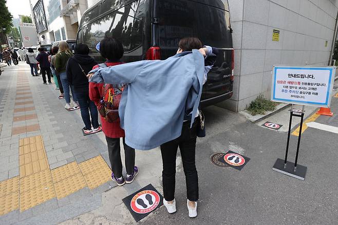 오늘(13일) 국가 독감백신 무료접종 사업이 재개되자, 서울 강서구 한국건강관리협회 건강증진의원 서울서부지부에서 내원객들이 독감 예방 접종을 위해 차례를 기다리고 있다. (사진=연합뉴스)