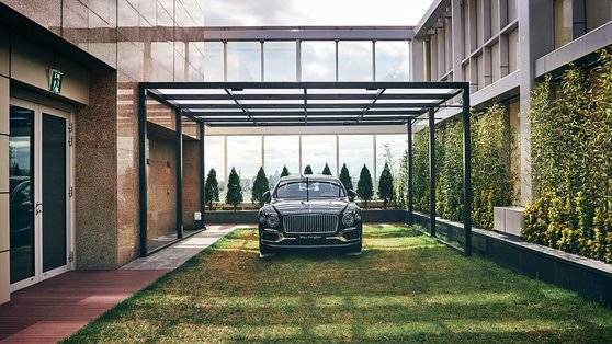 벤틀리모터스코리아는 신형 플라잉스퍼 V8을 서울 강남 한복판인 안다즈 서울강남 호텔 17층 스위트룸 정원에 전시하고 150일 동안 VIP 고객 대상 프라이빗 프리뷰 행사를 진행했다. 사진 벤틀리모터스코리아