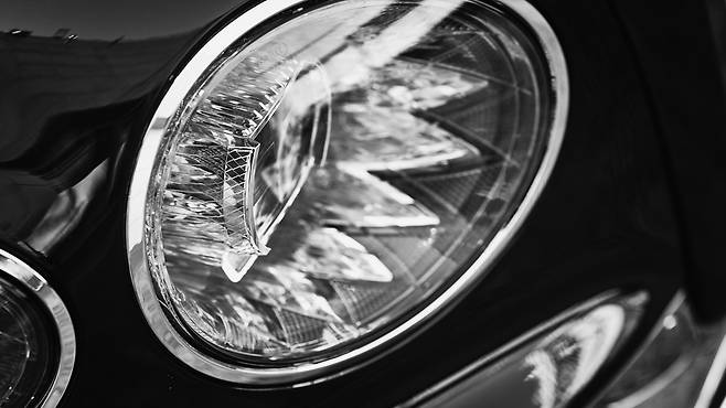 마름모 형태의 디자인 요소가 크리스털을 깎은 것처럼 만들어진 '크리스털 컷' 헤드램프. 매트릭스 LED 광원이 적용돼 어떤 환경에서도 최고의 운전 시야를 확보하게 해 준다. 사진 벤틀리모터스코리아