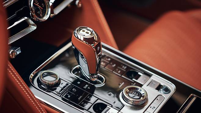 플라잉스퍼 V8의 콘솔 부분. 4L 트윈터보 가솔린 엔진은 전자식 변속기와 맞물려 550마력을 발휘한다. 사진 벤틀리모터스코리아