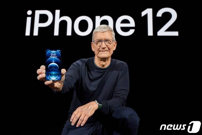 팀 쿡 애플 최고경영자가 13일 아이폰12를 선보이고 있다./ AFP=뉴스1