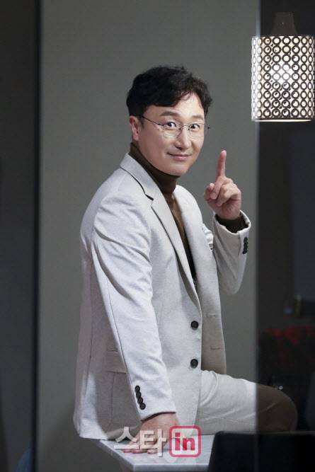 [이데일리 스타in 이영훈 기자] tvN ‘비밀의 숲2’ 배우 박성근이 8일 오후 서울 강남구 압구정동 한 카페에서 이데일리와 종영 인터뷰를 하고 있다.