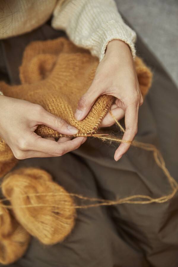 뜨개질하는 손. 윤동길(스튜디오 어댑터 실장) 제공