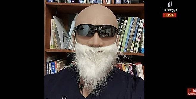 '가로세로연구소'가 유튜버 김계란에 대한 제보를 받기 위해 화면에 그의 사진을 띄운 모습./사진=유튜브 채널 '가로세로연구소' 영상 캡처