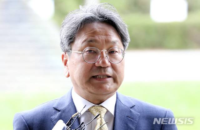 [서울=뉴시스]최진석 기자 = 강기정 전 정무수석이 12일 서울 양천구 서울남부지검에서 김봉현 및 조선일보 손해배상 소장 접수에 앞서 취재진의 질문에 답하고 있다. 2020.10.12.myjs@newsis.com