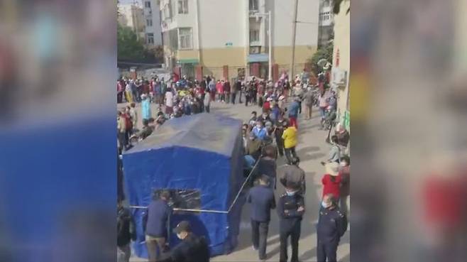 12일 오전에도 코로나19 검사를 받으려는 칭다오시 주민들이 장사진을 치고 있다.