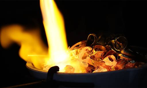 서울 종로구 한국금거래소 본사에서 직원이 매입한 금 제품을 골드바로 만들기 위해 주조 작업을 하고 있다. 뉴스1