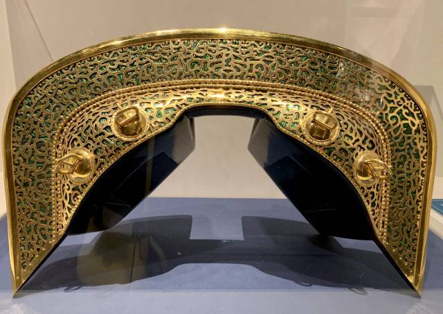 5세기 신라의 귀족층을 위해 제작된 ‘금동 비단벌레 말안장 가리개’를 재현한 복제품이 국립중앙박물관의 ‘빛의 과학, 문화재의 비밀을 밝히다’에서 전시중이다.