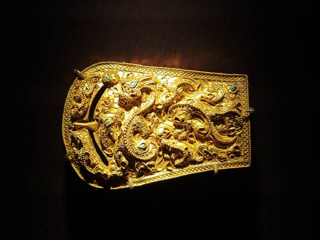 국보 제89호 금제 허리띠고리는 1세기 낙랑의 유물로 한반도에서 출토된 누금세공기법 공예품 중 가장 오래된 것임에도 섬세한 표현이 그대로 남아있다. 현미경 확대 관찰, X선형광분석 등으로 조사한 결과 금알갱이 크기는 0,3~1.6mm이고 용의 눈에는 붉은색 안료인 진사를 사용했음이 확인됐다.