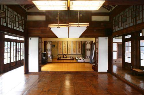 대청마루와 방을 구분하는 문을 들어 올려 단자에 걸어주고 방 사이 문을 모두 열면 공연을 위한 넓은 공간이 마련된다. [사진/전수영 기자]