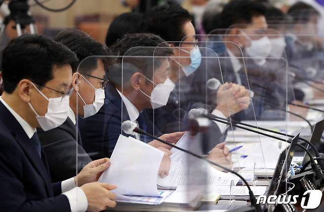 16일 정부세종청사에서 열린 국회 국토교통위원회의 국토교통부·행정중심복합도시건설청·새만금개발청에 대한 국정감사에서 여당의원들이 질의순서를 기다리고 있다. 2020.10.16/뉴스1 © News1 장수영 기자