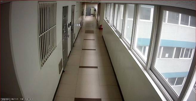 11일 화재 당시 ㄱ씨가 문을 열자 집에 있던 연기가 복도로 빠져나오고 있다. 주민 제공