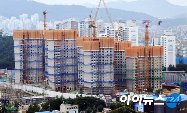 서울 시내 아파트 건설현장 전경. [사진=정소희 기자]