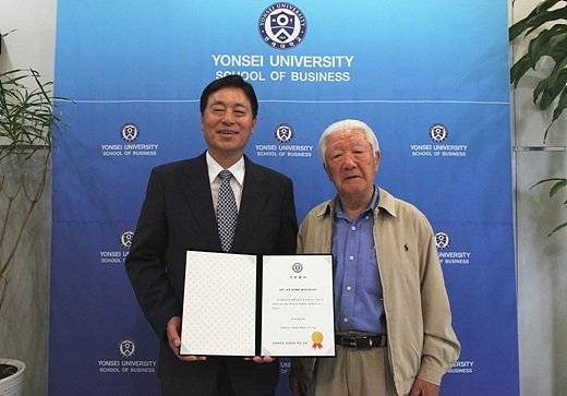 지난 2010년 모교인 연세대학교에 발전기금을 기탁할 당시 이기을(오른쪽) 연세대 경영대학 명예교수. [연세대학교 제공]