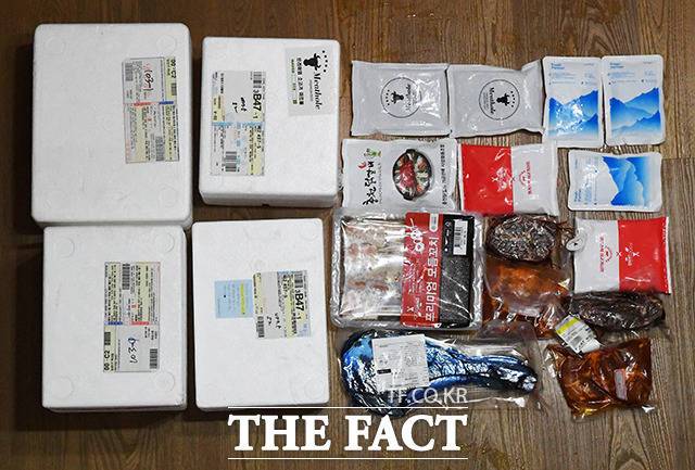 주문한 제품보다 훨씬 큰 부피의 포장지와 냉매제.