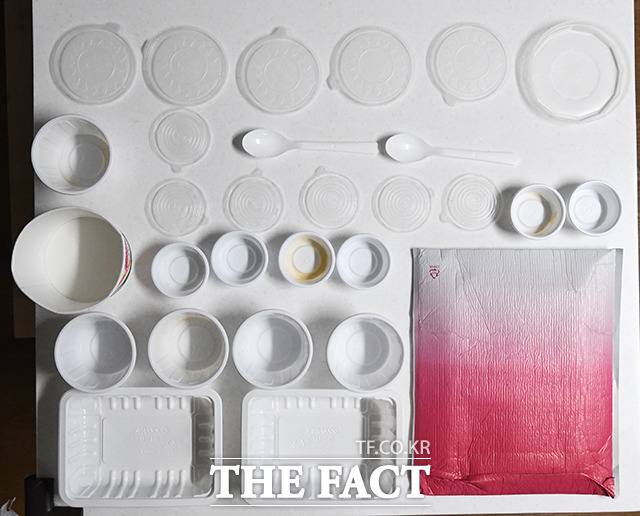 음식을 다 먹은 뒤 배출하기 전 세척한 플라스틱 용기들.