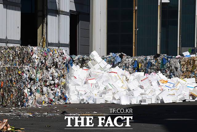 쌓여 있는 플라스틱 쓰레기와 스티로폼 박스들.