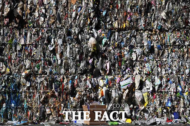처리되는 양보다 수거되어 쌓이는 양이 더 많은 재활용 쓰레기.