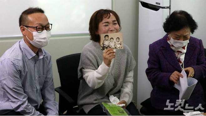 이응순(어머니), 윤상희(언니), 윤상명(오빠)씨가 15일 오전 서울 동대문구 경찰청 실종자 가족 지원센터에서 44년 전 실종됐던 윤상애씨와 화상통화를 하고 있다. (사진=이한형 기자)