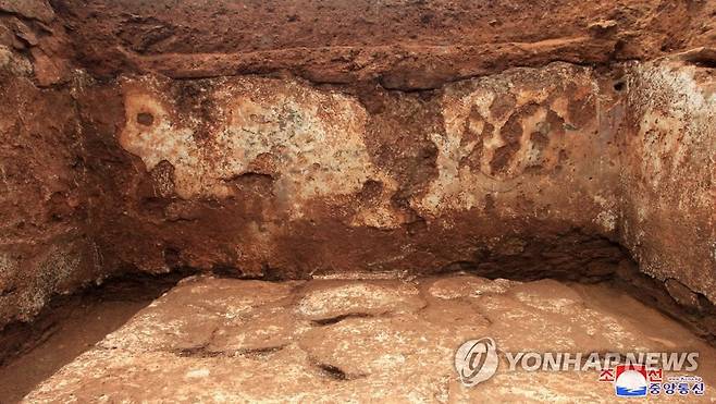 북한, 남포시 용강군서 고구려벽화무덤 발굴 (평양 조선중앙통신=연합뉴스) 북한이 남포시 용강군 은덕지구에서 고구려 벽화무덤을 발굴했다고 조선중앙통신이 18일 보도했다. 벽화의 기본 주제는 사신도이며, 호랑이와 개 등의 머리와 앞다리, 말의 허리 뒷부분이나 넝쿨무늬가 그려진 벽화 조각이 발견됐다. 2020.10.18      [국내에서만 사용가능. 재배포 금지. For Use Only in the Republic of Korea. No Redistribution] photo@yna.co.kr