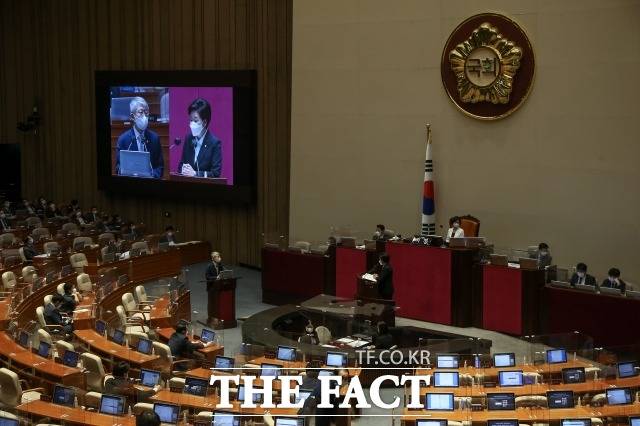 국회법상 국회의원이 사고 등의 사유로 회의에 불출석할 때 내는 청가서는 진단서 등 증명 자료를 함께 제출해야 한다는 규정이 없는 것으로 확인됐다. 지난 9월 16일 국회 본회의장에서 대정부질문이 진행되고 있는 모습. /이새롬 기자