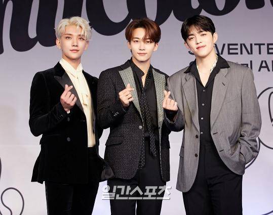 세븐틴(Seventeen)이 19일 오후 스페셜 앨범 ‘; [Semicolon]’ 발매 기념 기자간담회를 온라인으로 진행했다. 세븐틴(에스쿱스, 정한, 조슈아, 준, 호시, 원우, 우지, 디에잇, 민규, 도겸, 승관, 버논, 디노) 멤버들이 포토타임에서 포즈를 취하고 있다. 〈사진=플레디스 제공〉 김진경 기자 kim.jinkyung@jtbc.co.kr/2020.10.19/