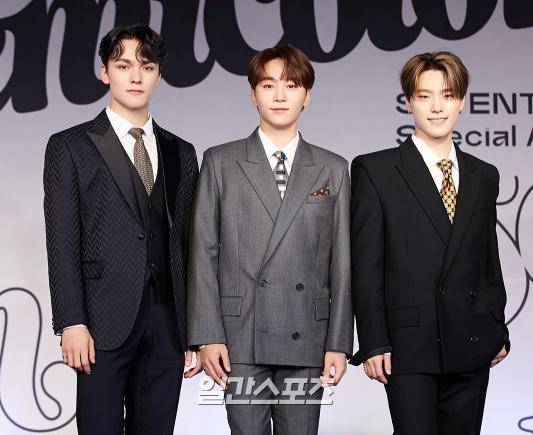 세븐틴(Seventeen)이 19일 오후 스페셜 앨범 ‘; [Semicolon]’ 발매 기념 기자간담회를 온라인으로 진행했다. 세븐틴(에스쿱스, 정한, 조슈아, 준, 호시, 원우, 우지, 디에잇, 민규, 도겸, 승관, 버논, 디노) 멤버 버논, 승관, 디노가 포토타임에서 포즈를 취하고 있다. 〈사진=플레디스 제공〉 김진경 기자 kim.jinkyung@jtbc.co.kr/2020.10.19/